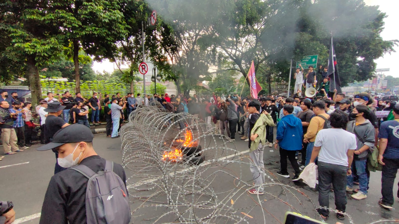 Demo Mahasiswa di Bogor Memanas, Massa Aksi Injak Kawat Duri Hingga Bakar Ban 