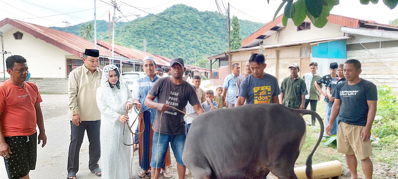 Kapolres Gorontalo Kota AKBP Ardi Rahananto menyerahkan Hewan dan daging kurban, bertempat di depan kantor Logistik Polres Gorontalo Kota, Minggu(10/7).