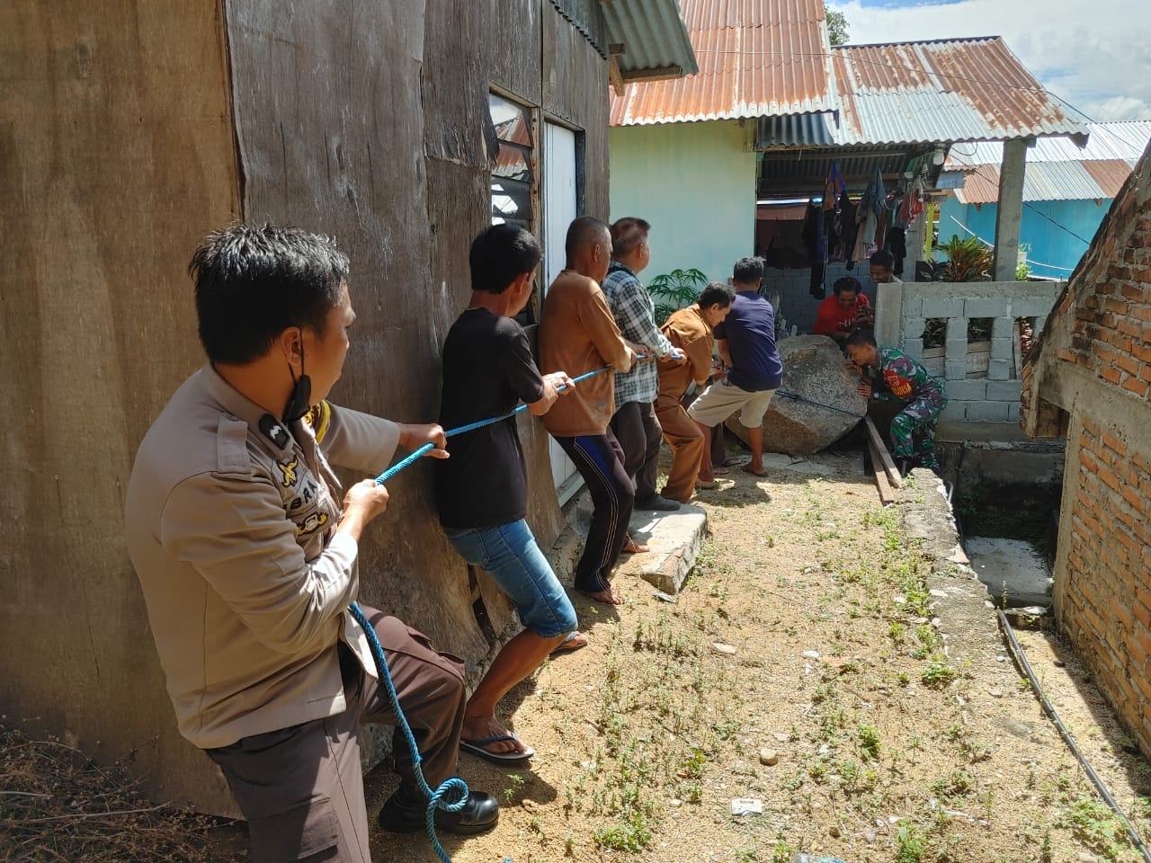 Gerak Cepat, Bhabinkamtibmas Bantu Evakuasi Longsoran Batu yang Timpa Rumah Warga di Kecamatan Hulonthalangi