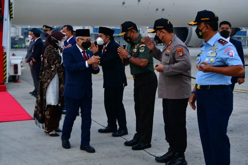 Wakil Presiden RI Ma’ruf Amin bersama istri Wury Estu Handayani tiba di tanah air usai melaksanakan ibadah haji di tanah Mekkah selama sepekan.