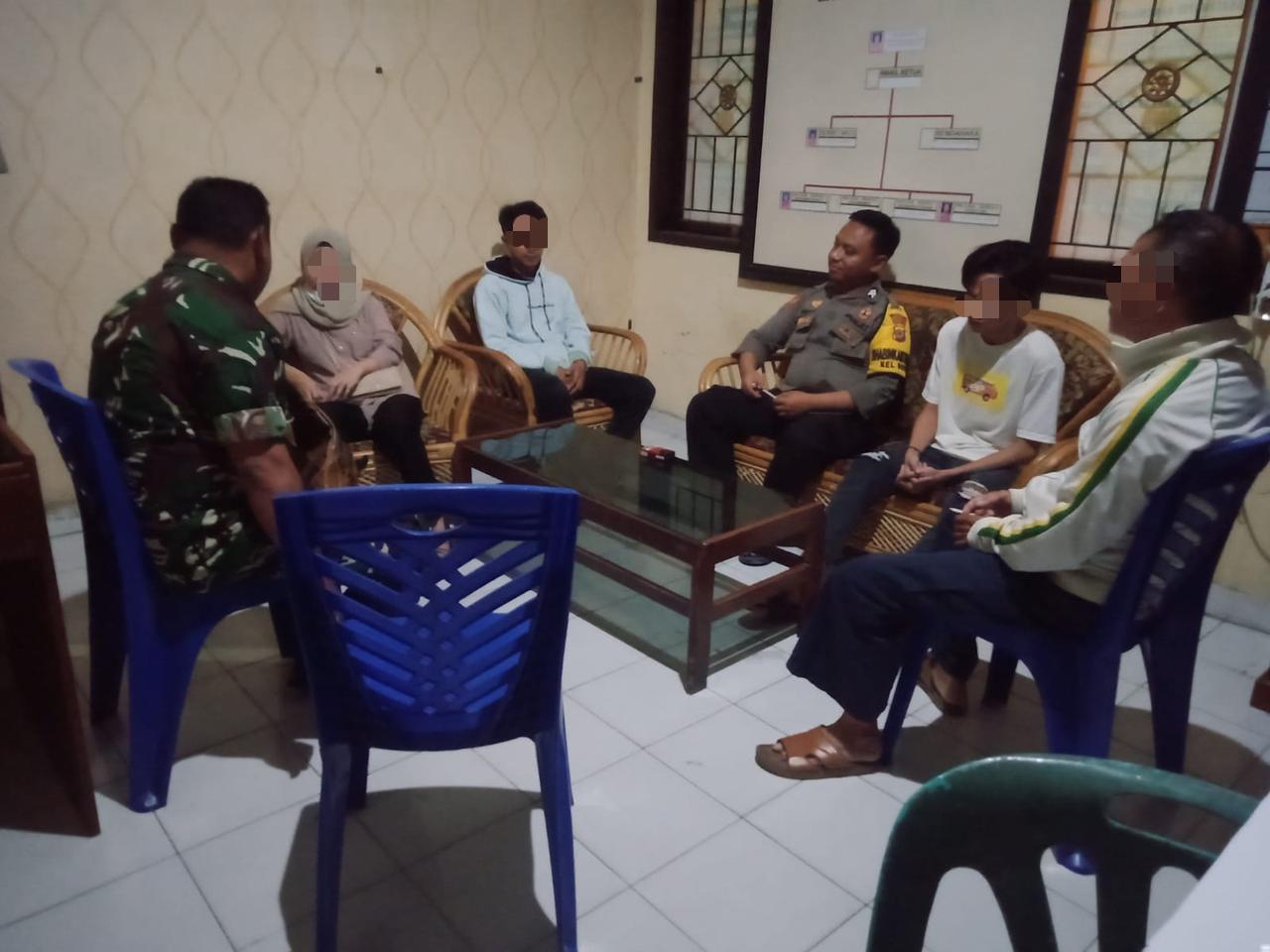 Personel Polsek Kota Timur Polres Gorontalo Kota Briptu Fikriyanto I. Toolingo bersama Bhabinsa kelurahan gis melaksanakan mediasi (problem solving) di Mako Polsek Kota Timur