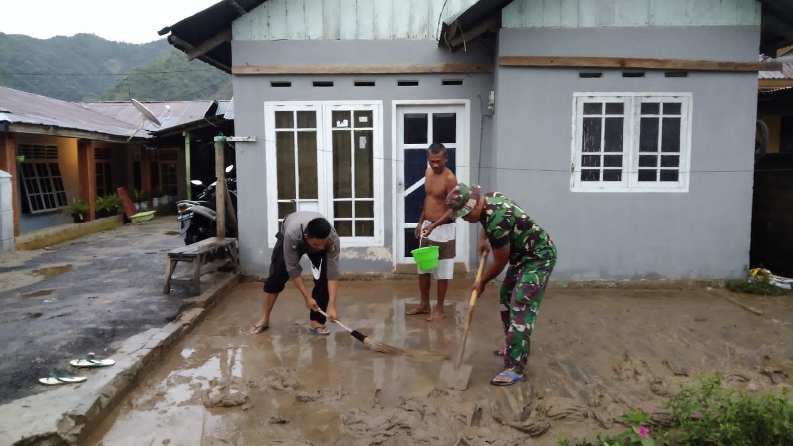 TNI-Polri Sinergi Bantu Warga Terdampak Banjir di Kelurahan Tenilo