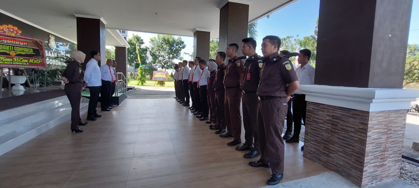 Satuan Reserse Kriminal Polres Gorontalo Kota melaksanakan apel bersama Kejaksaan Negeri Kota Gorontalo di halaman kantor kejaksaan yang dipimpin langsung Kajari Kota Gorontalo M.Rudi, pada Senin 25 Juli 2022.