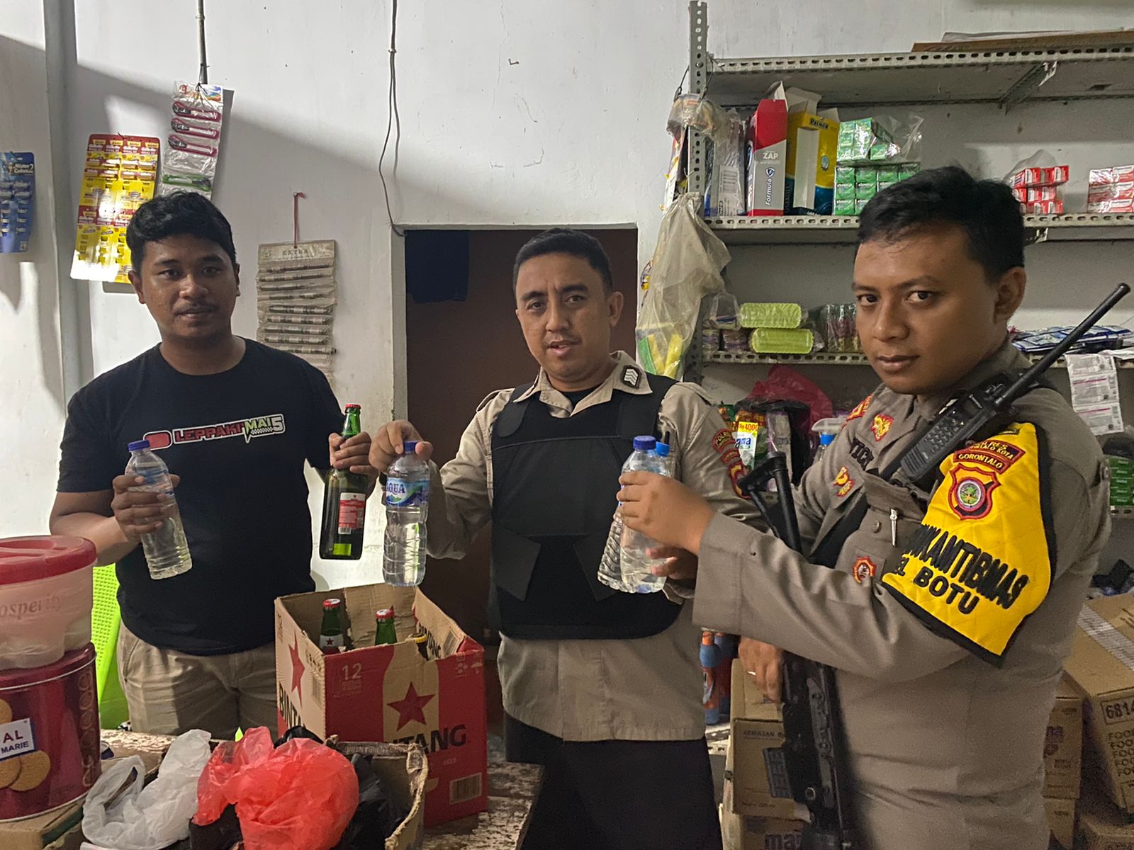 Patroli KRYD yang dipimpin langsung oleh Kapolsek Kota Timur IPDA Imanuel Ivan Bagus Pratama Thaaba berhasil mengamankan 15 botol minuman keras di dua warung yang ada di Kelurahan Padebuolo, Kecamatan Kota Timur, Kota Gorontalo.