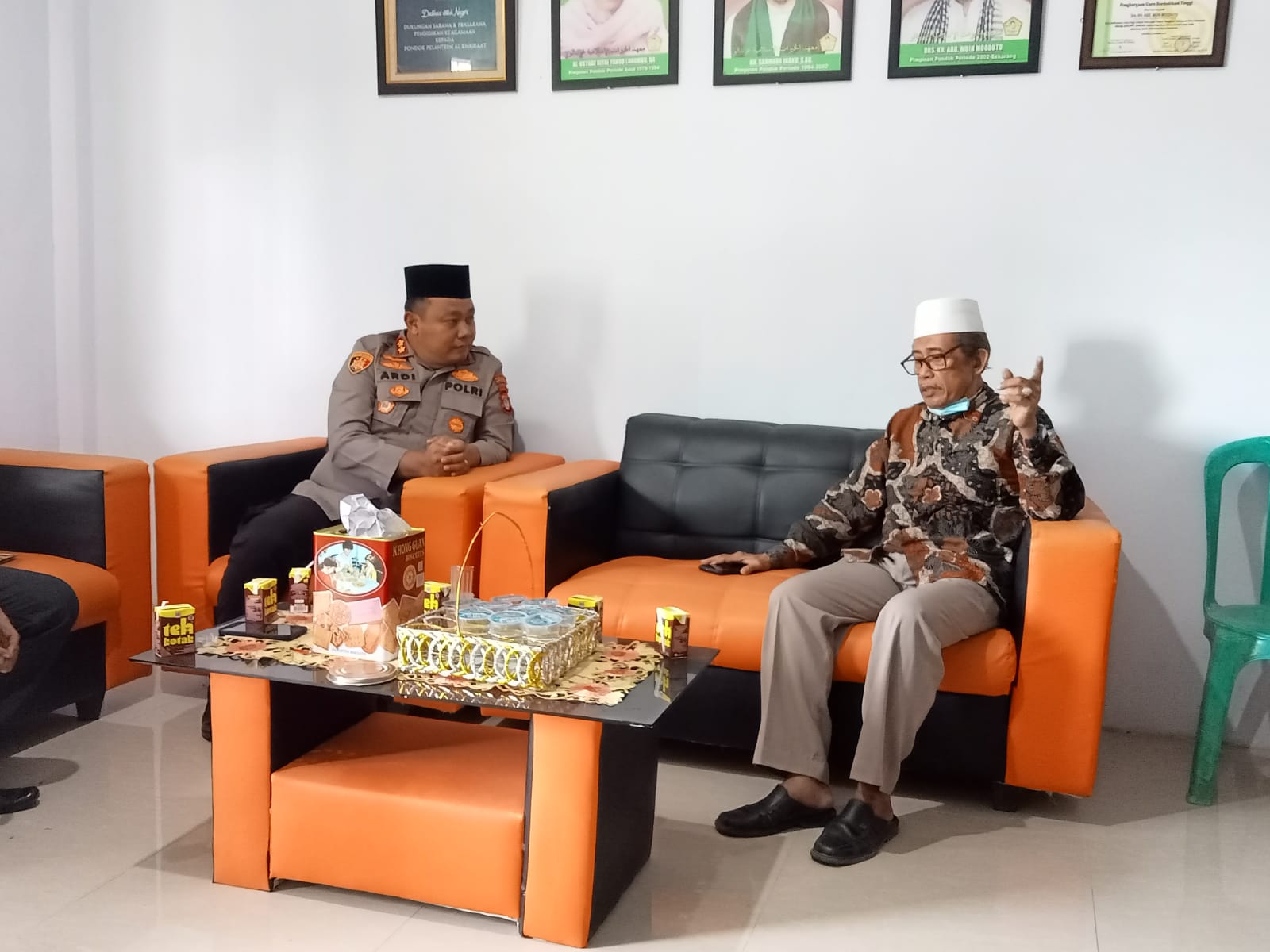 Kapolres Gorontalo Kota AKBP Ardi Rahananto mengunjungi Ketua MUI Kota Gorontalo Drs. KH. Abdul Muin Mooduto di Kelurahan Tamalate, Kecamatan Kota Timur, Kota Gorontalo, pada Rabu 27 Juli 2022.