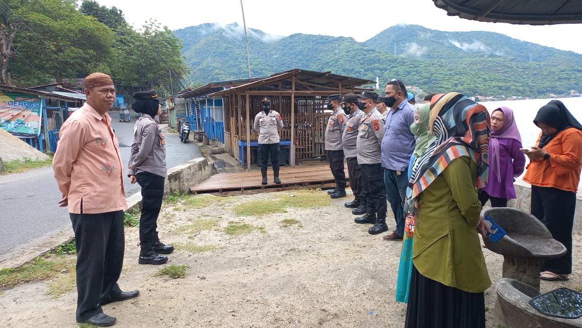 Kapolsek Kota Selatan Iptu Hanna Widya Sari saat apel bersama aparat kelurahan Pohe, Kecamatan Hulonthalangi, Kota Goorntalo