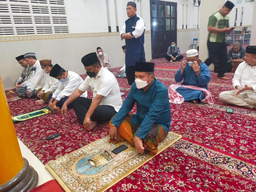 Walikota Gorontalo Dr H. Marten A. Taha bersama Kapolres Gorontalo Kota AKBP Ardi Rahananto hadir pada GSSB (Gerakan Salat Subuh Berjamaah) di mesjid Al-Irsyad Kelurahan Limba B, Kecamatan Kota Selatan, Kota Gorontalo, pada Minggu 31 Juli 2022. Foto dokumen istimewa