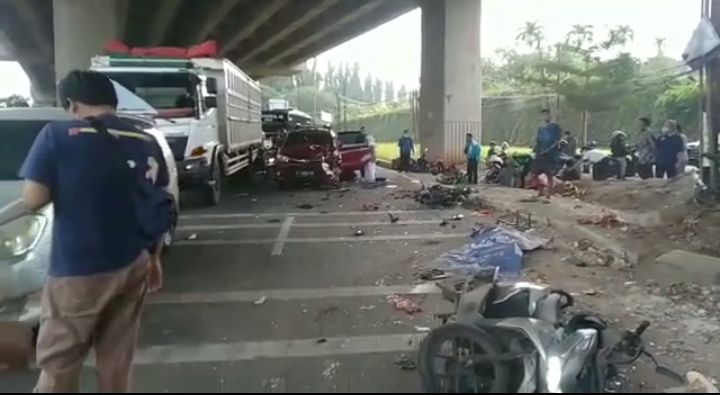 Kecelakaan beruntun terjadi di Jalan Alternatif Cibubur arah Cileungsi yang berada di kawasan Jatisampurna, Bogor, Jawa Barat pada Senin 18 Juli 2022 kejadian naas tersebut terjadi sekitar pukul 16.40 WIB