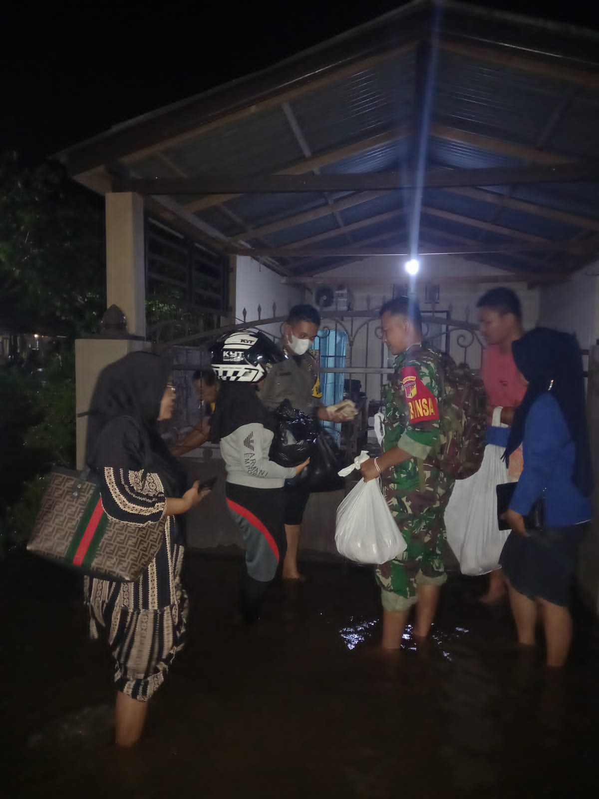 Sinergi 3 Pilar Kelurahan Molosipat W, Bantu Salurkan Makanan Siap Saji Terhadap Korban Banjir