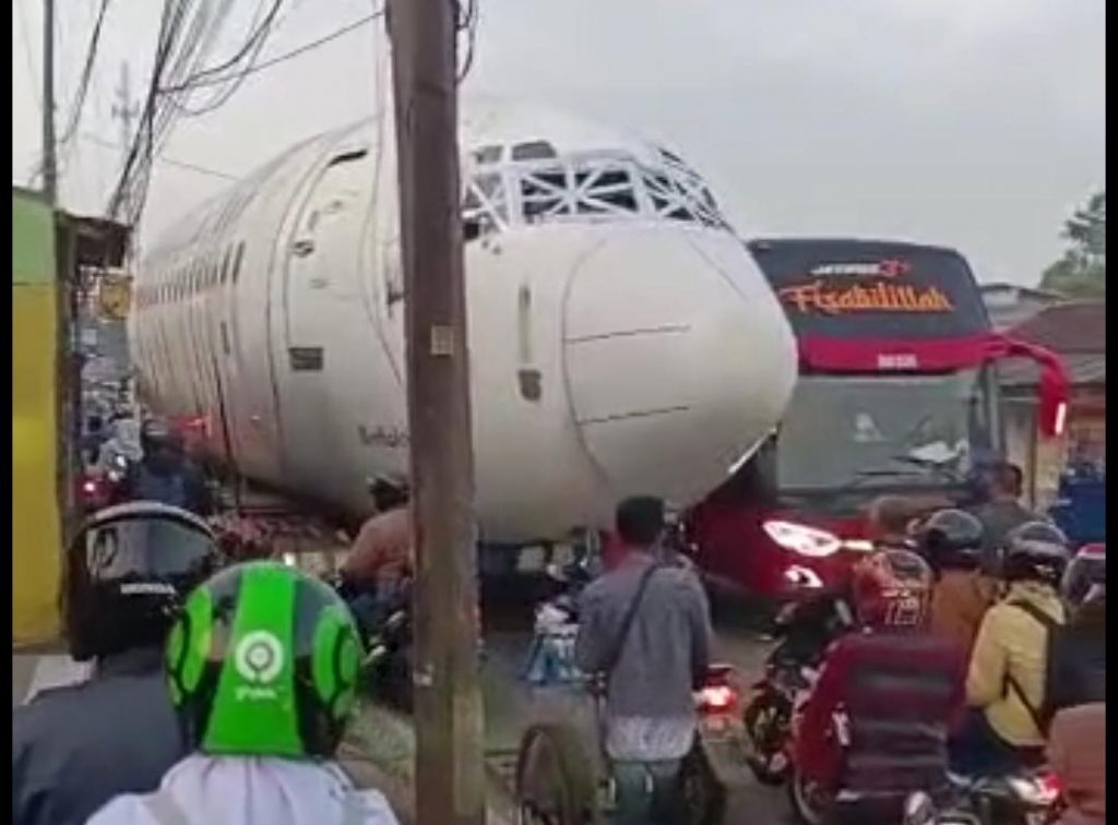 Viral Trailer Angkut Pesawat di Bogor Bikin Lalin Macet