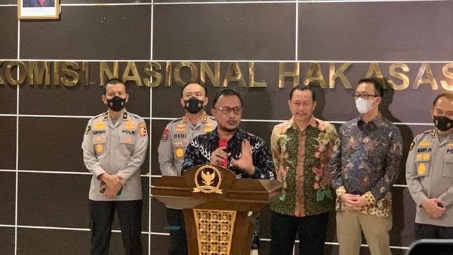 Komisioner Komnas HAM Choirul Anam memberikan penjelasan soal autopsi Brigadir Yoshua. (Rakha/detikcom)