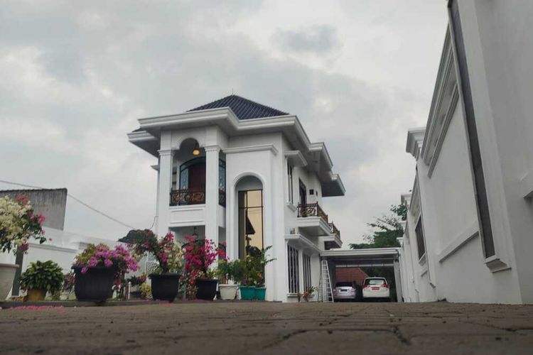 Rumah mewah milik rektor Universitas Lampung (Unila) Profesor Karomani yang berlokasi di Jl Haji Komarudin, Kelurahan Rajabasa Jaya, Kecamatan Rajabasa, Lampung Selatan. Foto: Tri Purna Jaya/Kompas.com