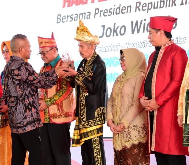 Bupati/ Wali Kota penerima Penghargaan AK-PWI Pusat pada HPN 2022 di Kendari. Disaksikan Presiden Joko Widodo.