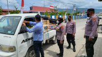 Kepolisian Sektor Dungingi Polres Gorontalo Kota membagikan bendera merah putih kepada pengendara yang melintas di jalan Beringin Kelurahan Huangobotu Kecamatan Dungingi Kota Gorontalo, Senin (08/08).