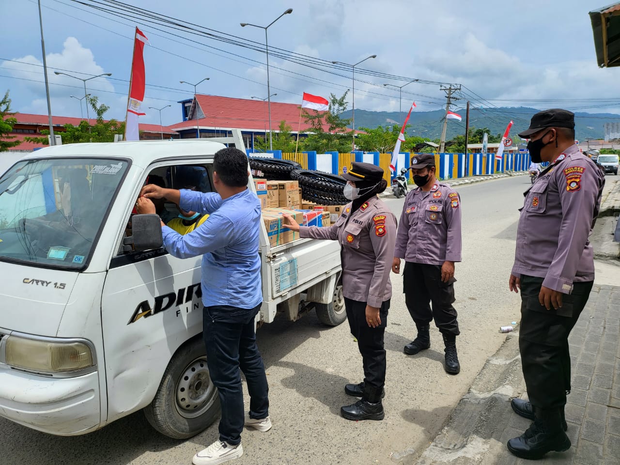 Kepolisian Sektor Dungingi Polres Gorontalo Kota membagikan bendera merah putih kepada pengendara yang melintas di jalan Beringin Kelurahan Huangobotu Kecamatan Dungingi Kota Gorontalo, Senin (08/08).