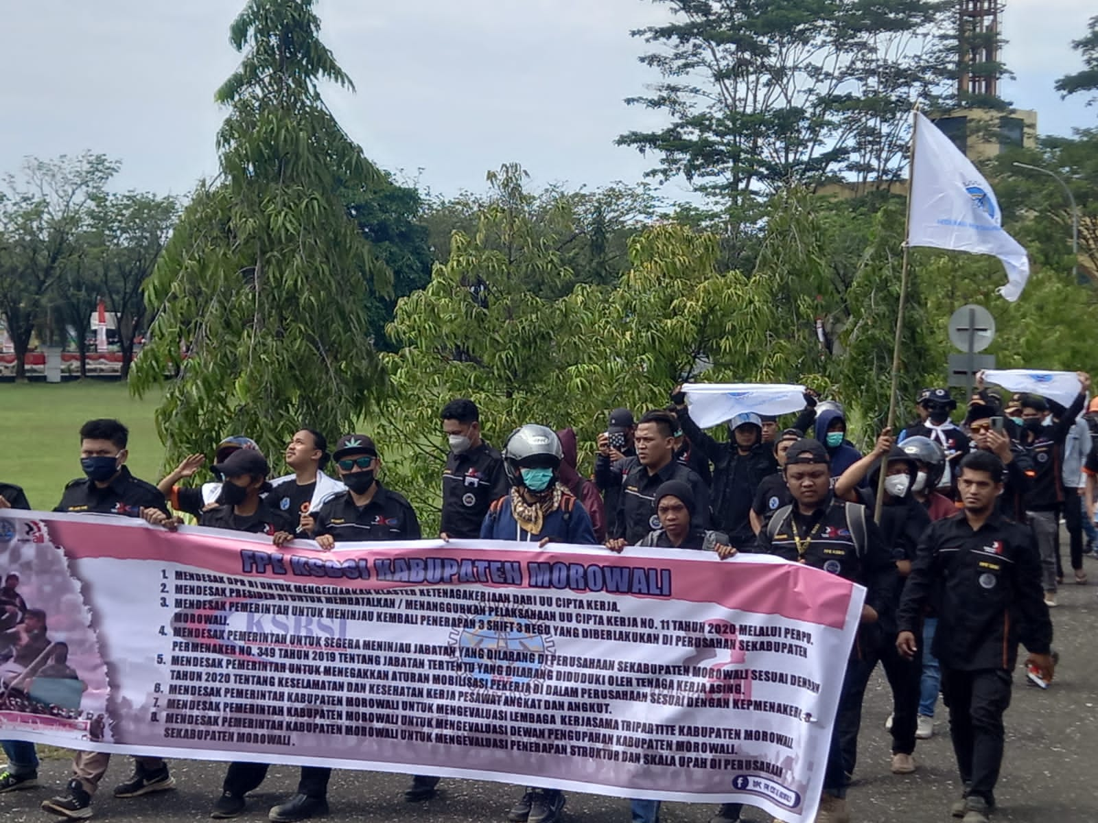 KSBSI Demo di Kantor Bupati Morowali