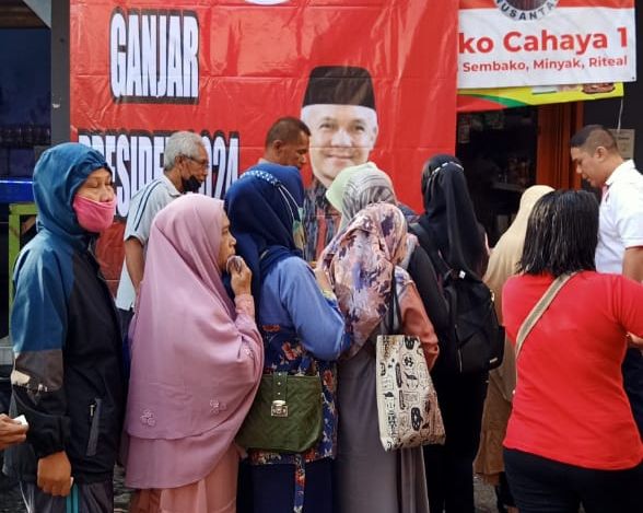 DPD Kita Ganjar Nusantara (KGN) Jawa Barat menggelar bazar penjualan minyak goreng murah, di Pasar Gunung Batu, Bogor.