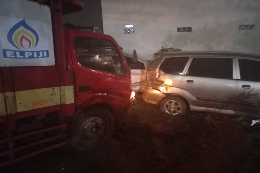 Truk pengangkut tabung gas menabrak 2 motor dan 3 mobil di Citeureup, Bogor. Foto dokumen istimewa