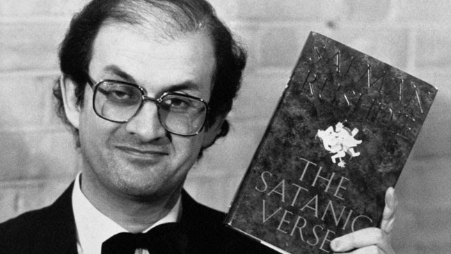 Salman Rushdie penulis novel ayat-ayat setan.