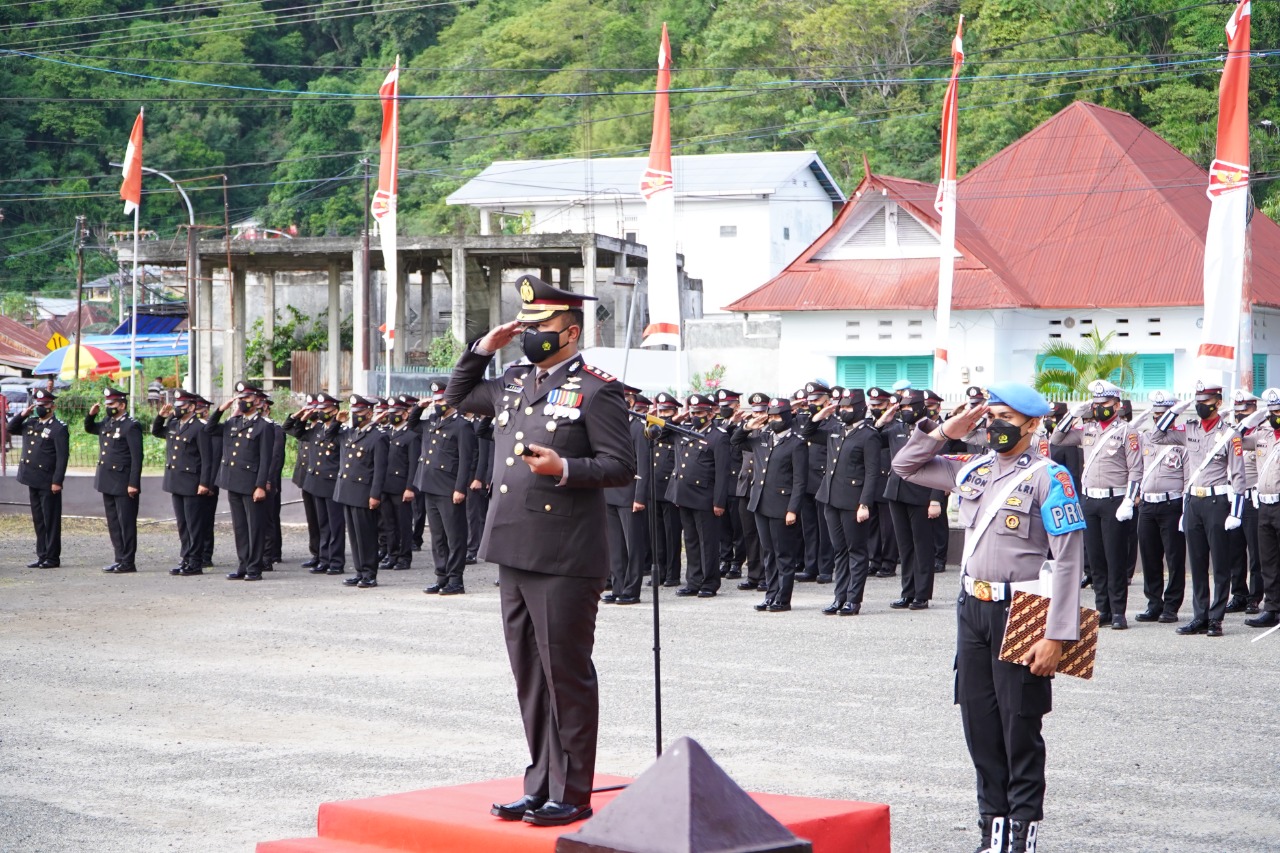 Polres Gorontalo Kota menggelar upacara pengibaran bendera merah putih di halaman Mako Polres , Rabu (17/8/2022).