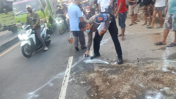 Sebuah mobil menabrak dua pengendara sepeda motor di Jalan Raya Kemang, Bogor, Desa Pondok Udik, Kecamatan Kemang, Kabupaten Bogor. foto: dokumen satlantas Kemang