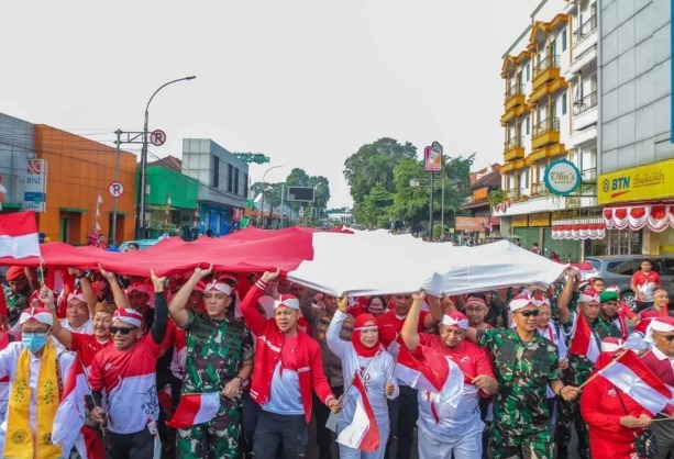 Walikota Bogor Lepas Kirab Bendera Sepanjang 100 Meter Acara Festival Merah Putih 2022