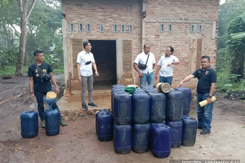 Anggota berhasil mengamankan ribuan liter solar yang ditimbun dan tidak berizin di sebuah rumah kosong di Lampung Timur . Foto: Antara