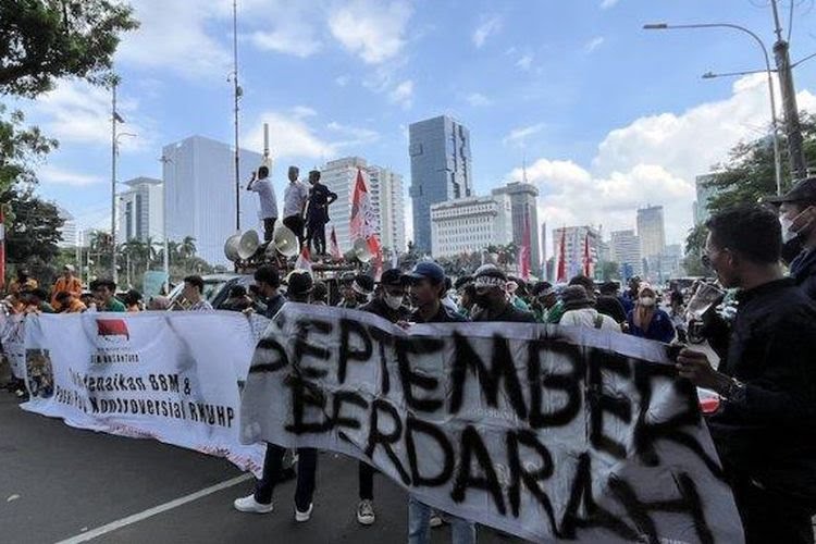 Massa Buruh Kota Bogor Berangkat ke Jakarta Gunakan KRL untuk Berdemo Tolak Kenaikan BBM