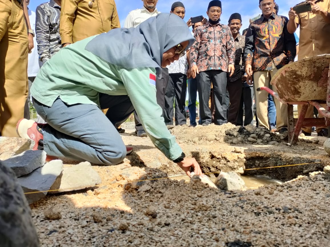 peletakan batu pertama pembangunan Ruang Kelas Baru (RKB) Madrasah Ibtidaiyah (MI) Al-Khairaat di Desa Kolono, Kecamatan Bungku Timur, Kabupaten Morowali pada Senin (29/08/2022).