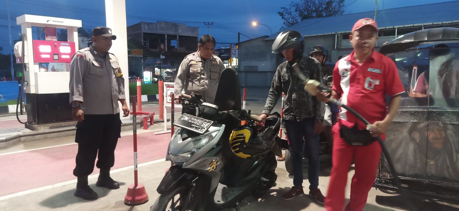 Kepolisian Resor Gorontalo Kota dan jajaran menggelar patroli dan monitoring semua SPBU di wilayah hukum Kota Gorontalo usai kenaikan harga BBM, Sabtu (3/09).