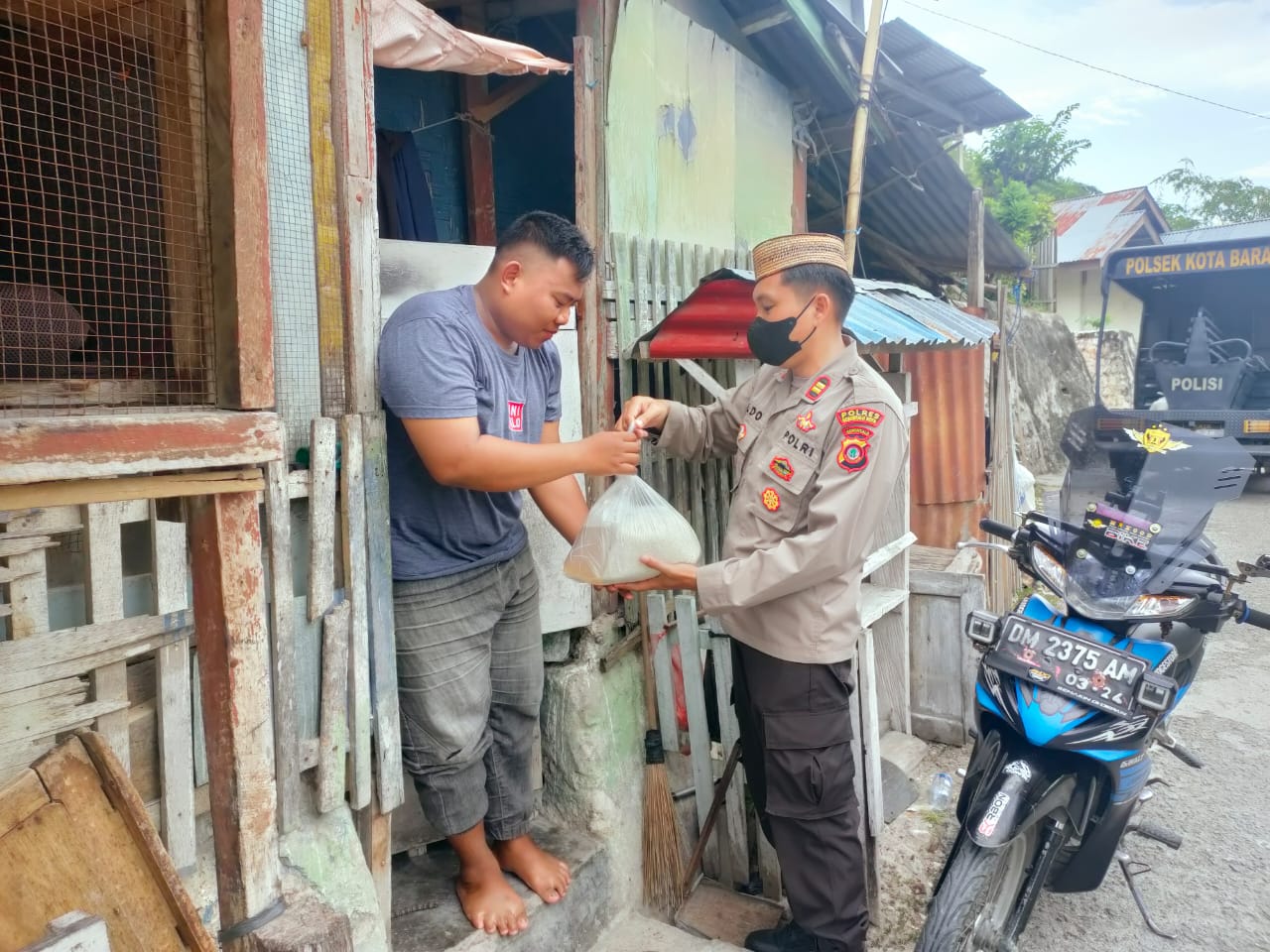 Bantu Warga Terdampak Penyesuaian Harga BBM, Polsek Kota Barat Hadir Salurkan Paket Sembako