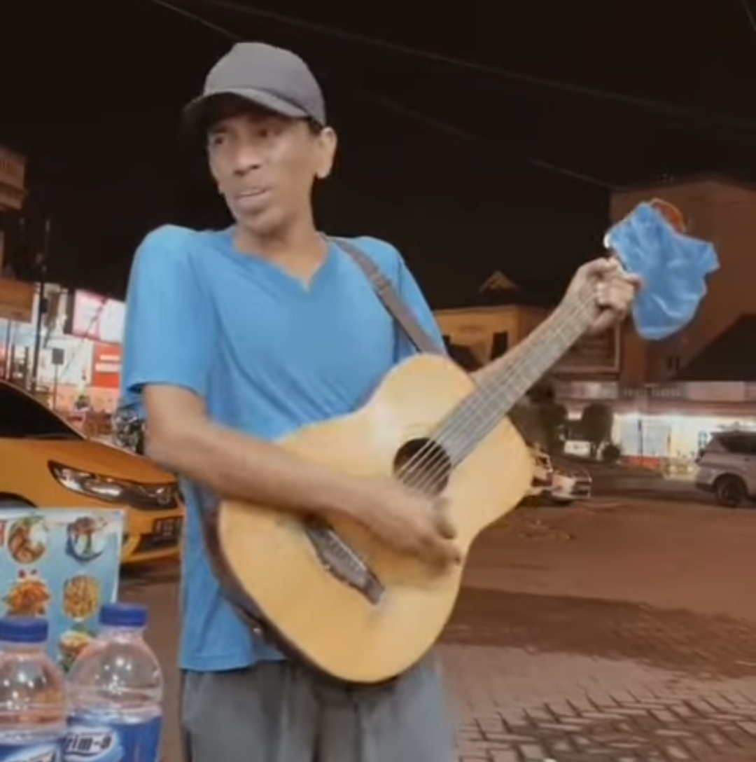 Keren! Suaranya Dinilai Sangat Mirip dengan Bon Jovi, Pengamen Ini Banjir Pujian Netizen