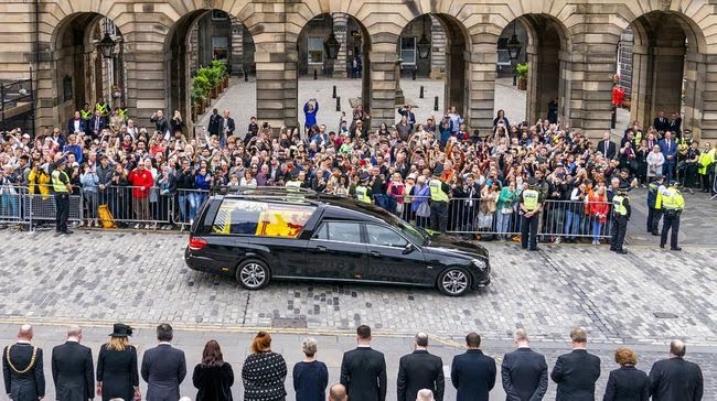 Foto: Mobil jenazah Ratu Elizabeth II (AP/Jane Barlow)