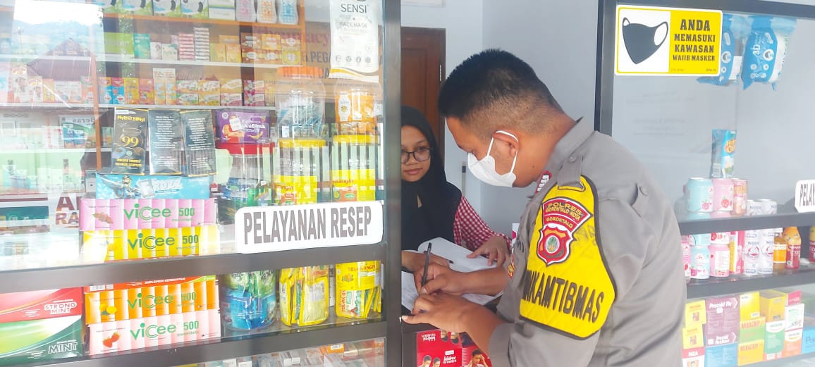 Salah satu apotek yang ditemukan masih menyediakan obat sirup anak ini, terletak di Kelurahan Molosifat W, Kecamatan Kota Barat, Kota Gorontalo