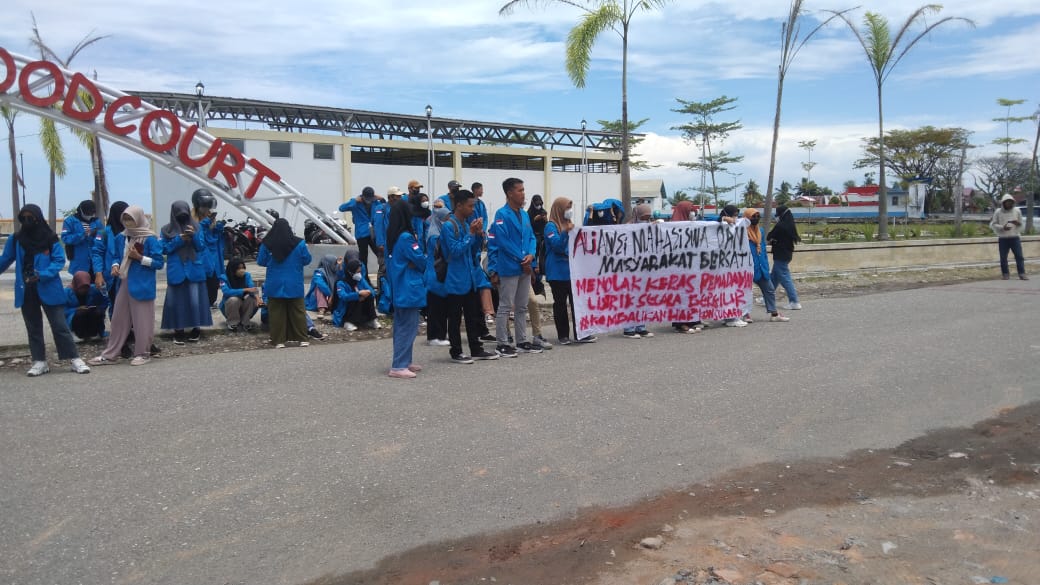 Massa HMI Demo di Kantor UPL PLN Bungku