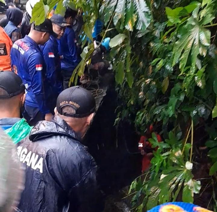 Tim Gabungan Diterjunkan Cari Pengendara Motor yang Hilang Terbawa Arus di Jalan Dadali