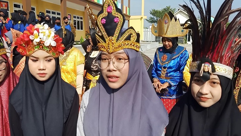 Kemendikbud Masukan Pakaian Adat Sebagai Seragam SD-SMA, Begini Reaksi Netizen