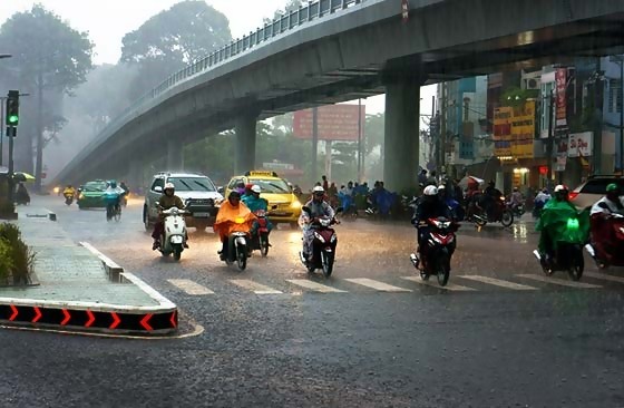 Jika Hujan Lebat Guyur Jakarta Heru Budi Serukan untuk WFH