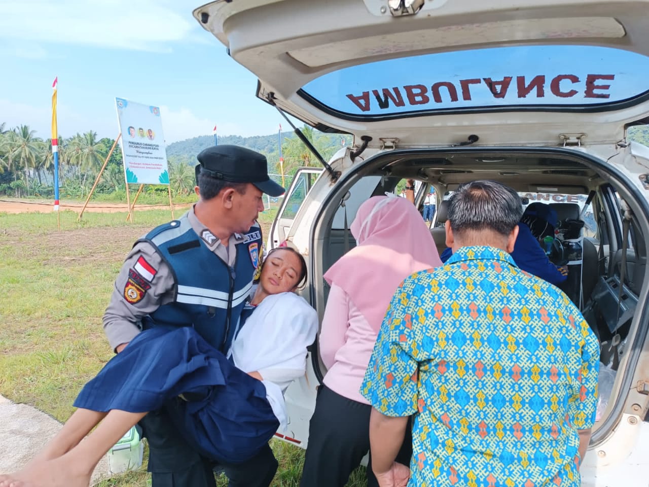 Sigap, Bhabinkamtibmas Desa Tandaoleo Bantu Evakusai Peserta Upacara yang Pingsan