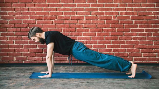 Berikut ini 4 Manfaat Kesehatan yang Bisa Diperoleh Pria dari Melakukan Yoga