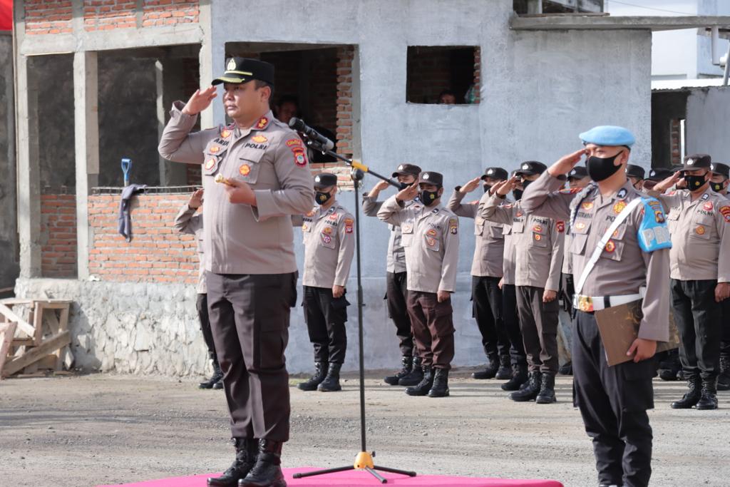 Semangat dan motivasi diberikan saat Kapolres Gorontalo Kota memimpin upacara bendera Bulanan yang dilaksanakan di halaman Mapolres Gorontalo Kota, Sabtu (17/12/2022).