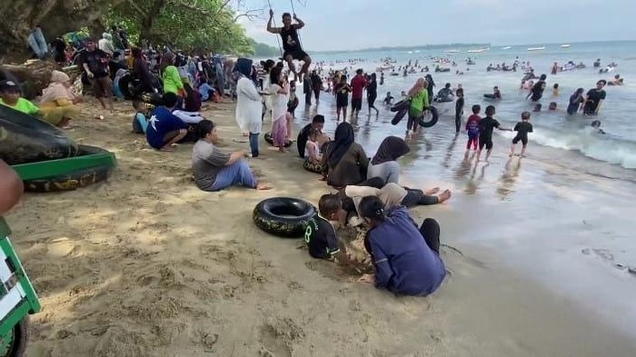 Libur Natal, Pantai Carita Pandeglang Diserbu Wisatawan Meski Ada Penurunan Pengunjung