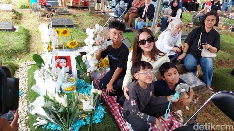 Tamara Tyasmara Rayakan Ulang Tahun ke-8 Mendiang Dante di TPU Jeruk Purut