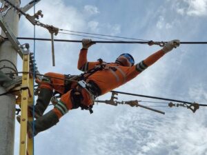 PLN Berjuang Pulihkan Listrik di Aceh Tengah Pasca-Banjir Bandang, Akses Jalan Jadi Kendala Utama