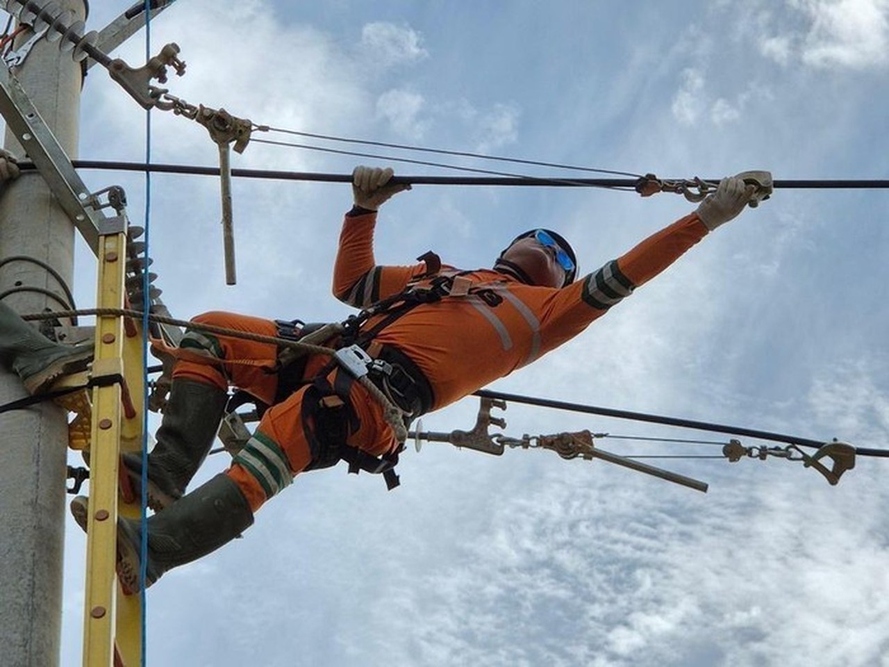 PLN Berjuang Pulihkan Listrik di Aceh Tengah Pasca-Banjir Bandang, Akses Jalan Jadi Kendala Utama