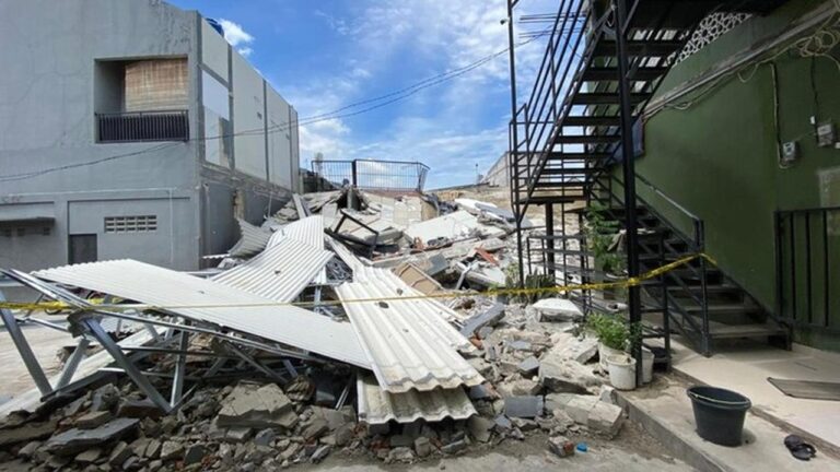 Gedung Parkir Dua Lantai di Koja Ambruk, 5 Kendaraan Tertimpa Reruntuhan