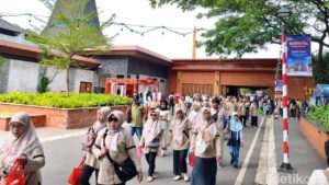 Long Weekend Nataru, Ribuan Pengunjung Serbu Taman Mini Indonesia Indah Pagi Ini