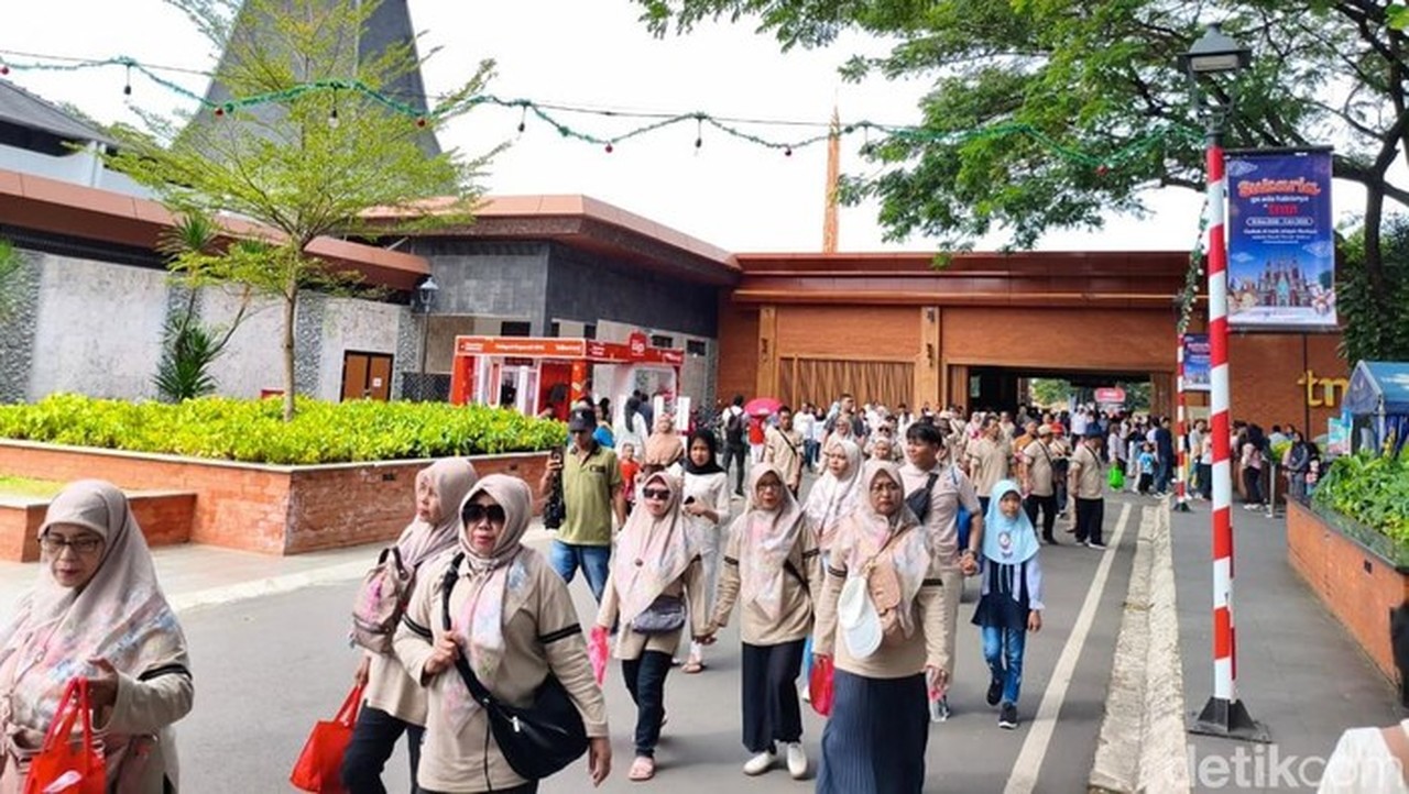 Long Weekend Nataru, Ribuan Pengunjung Serbu Taman Mini Indonesia Indah Pagi Ini