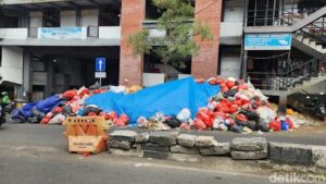 Warga Tangerang Selatan Resah Tumpukan Sampah, Khawatir Timbul Penyakit dan Gangguan Kesehatan