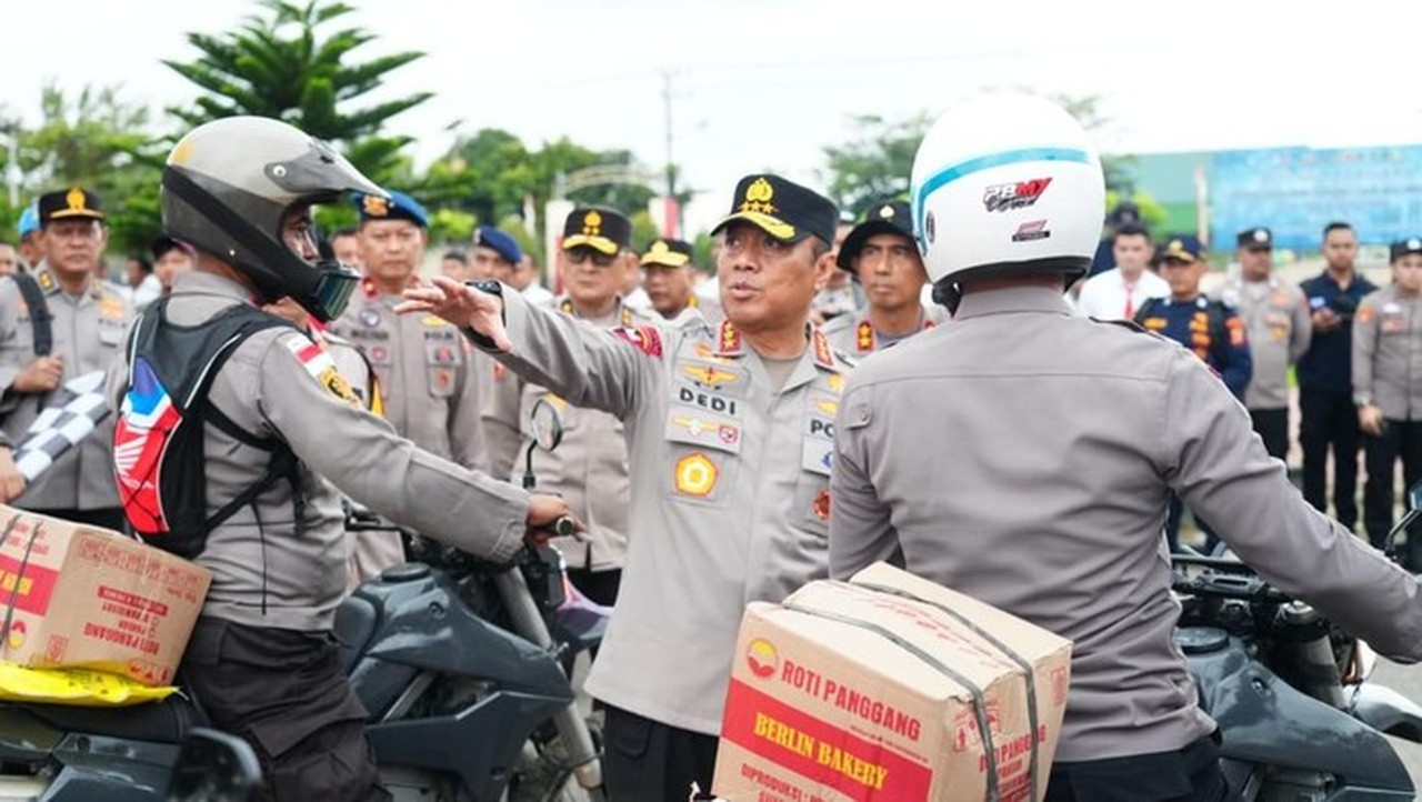 Wakapolri Dedi Prasetyo Tinjau Langsung Banjir Aceh Utara, Kerahkan Alat Berat dan Sembako Wakapolri Dedi Prasetyo Tinjau Langsung Banjir Aceh Utara, Kerahkan Alat Berat dan Sembako